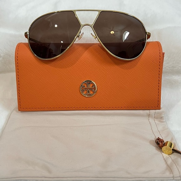 Tory Burch Accessories - NEW Tory Burch Full-Bridge Pilot Sunglasses -- Crystal Gold